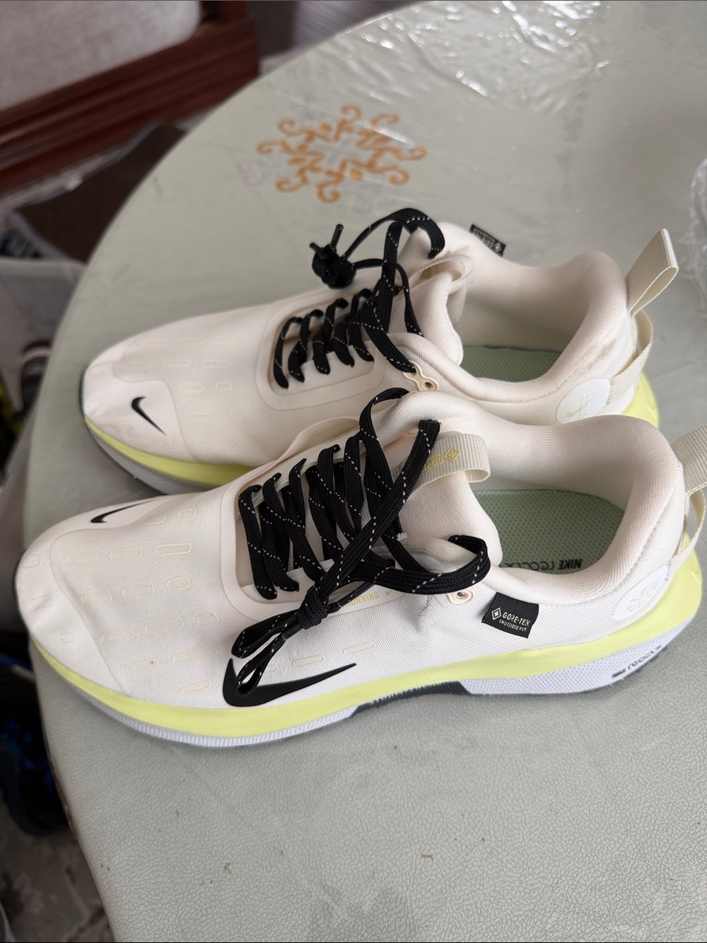 Nike Men’s White Sneakers with Black Laces and Yellow Accents